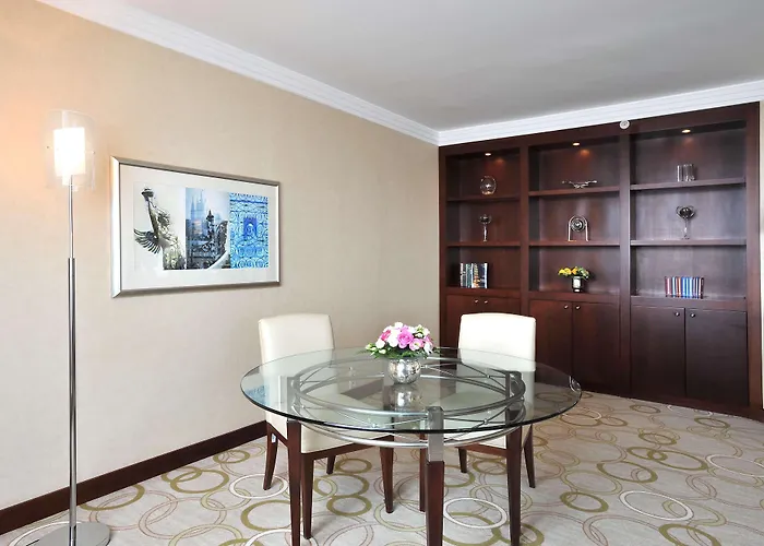 Отель Hilton Old Town 5*